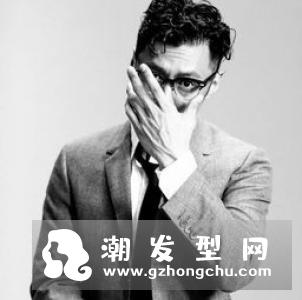 戴眼镜男生适合什么发型 选择这发型颜值暴涨零差评