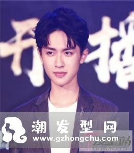 纹理烫中分发型图男 简约洋气打造帅气潮男