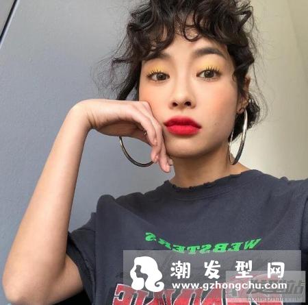 今年流行女短发型 复古卷短发更显活力