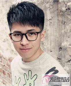 男生什么发型带眼镜好看 适合戴眼镜的清爽帅气发型