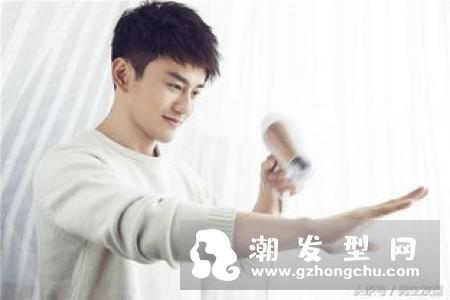 适合白衬衫的暖男发型 自然简约非常显男生气质