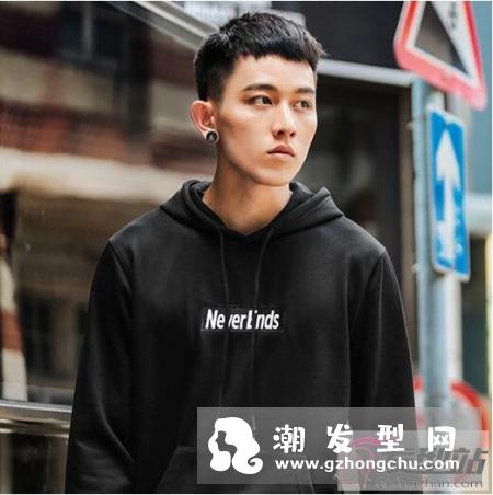 2019年必火的男士发型 两边剃短中间留长准没错