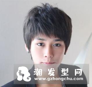 男生两边剪短刘海向上翘的发型图片
