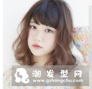 随意自然微卷长发发型怎么弄 打造雾面质感线条真的很好看！