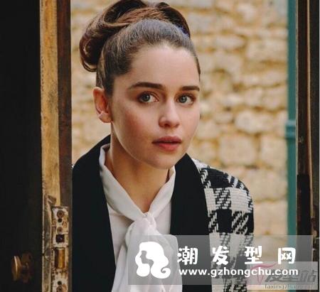 秋冬季适合剪短发吗 Emilia Clarke俐落短发展现知性美