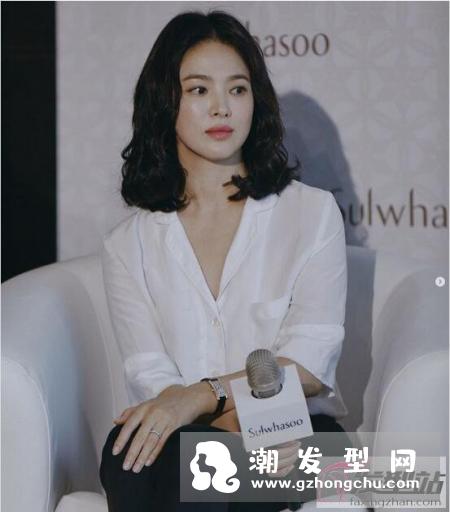齐肩凌乱微烫发型图片 蓬松微卷的锁骨LOB超显女人味