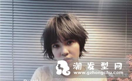 适合女生的黑色短发发型有包脸短发,露额短发、空气刘海短发