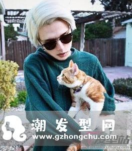 越来越多的女生剪去心爱的长发,换上了清爽干练的短发