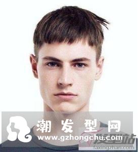 两边剃掉中间蓬松的发型 不仅帅气还好打理