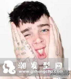 桃心发型,就是将头发修剪成桃心形状,造型别致又独特,不怎么挑