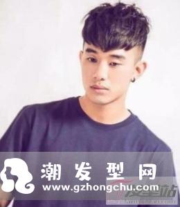 桃心发型,就是将头发修剪成桃心形状,造型别致又独特,不怎么挑