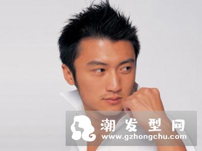 男生额头高适合的发型 斜刘海短发显帅气