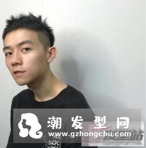 剪掏空发型时,很适合用刘海来缩短脸型比例