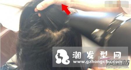 头发太软建议烫下发根 烫完必知的整理重点起床发型就自然美