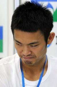 男士短发侧面刻痕发型 帅气中不失男性的霸气