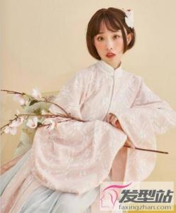 戴上发饰穿上汉服,有着与众不同的小清新
