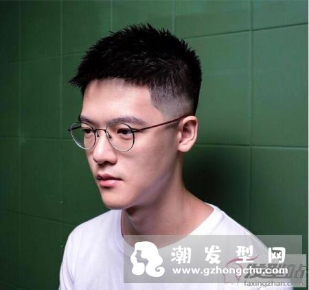 戴眼镜的男生适合什么发型 这些带眼镜发型简直帅呆了