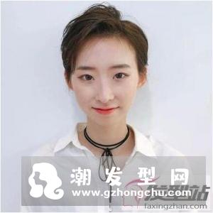 女生露耳超短发 融合时尚与中性美