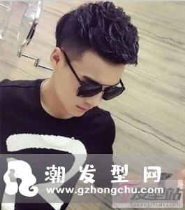 四周头发剃短,头顶部头发修剪整齐,看上去形状类似于一颗瓜子,吸睛又独特
