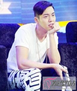 7.两边剃微卷短发微卷设计使得这款短发更为时髦