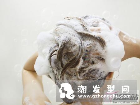 女生的正确的洗发方法 选对方法就是护发的关键