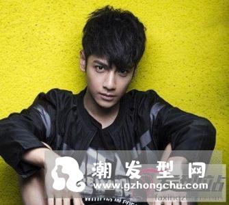 2019年必火的男士发型 两边剃短中间留长准没错