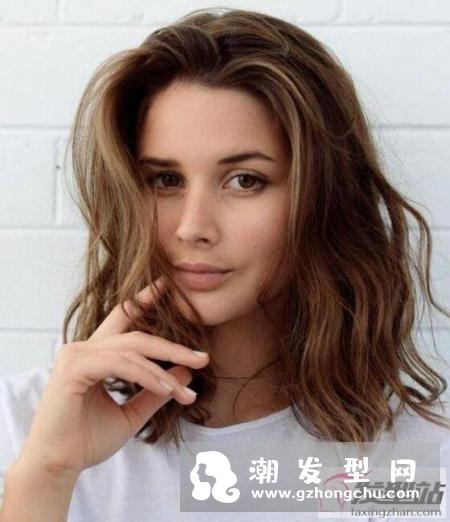 天天洗头还是油、发根扁塌显脸大？发型师：挑洗发水选颜色超关键！
