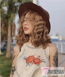 2019最火的中长头发预测 性感齐锁骨烫发惹人注目
