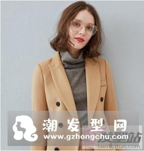 女生中分短发烫发 优雅大方显御姐范