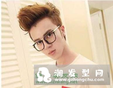 剪这样一款短发,让年轻男生轻松转型变身成熟男人