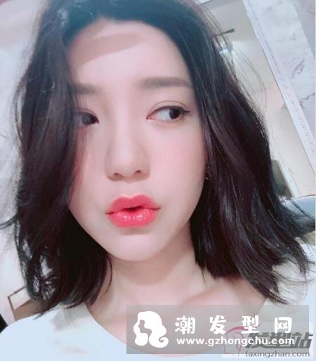 齐肩凌乱微烫发型图片 蓬松微卷的锁骨LOB超显女人味