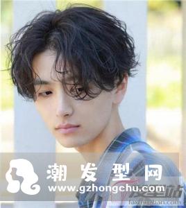 纹理烫中分发型图男 简约洋气打造帅气潮男
