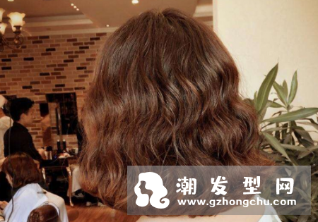 头发烫染之后跟枯草一样怎么办 脱发可以烫吗