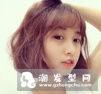 适合女生的黑色短发发型有包脸短发,露额短发、空气刘海短发
