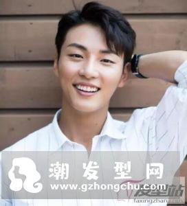 适合白衬衫的暖男发型 自然简约非常显男生气质