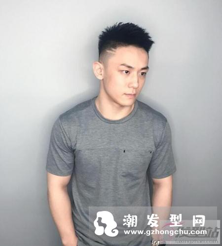 春天到夏天男生短发发型 整个人看起来很精神帅气