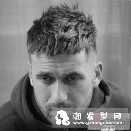 男士寸头变奏版Textured Crop发型 比一般短发更多岀了侧层清爽易打理