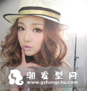 三七分微卷短发服装搭配别致的括号刘海