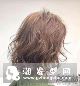 人鱼卷短发非常适合年轻女生,让脸型愈发瘦削