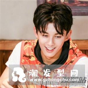 纹理烫中分发型图男 简约洋气打造帅气潮男