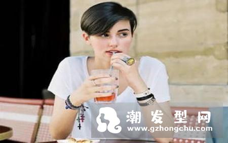 女生露耳超短发 融合时尚与中性美