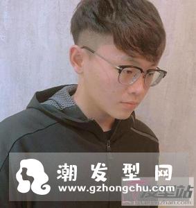 四周头发剃短,头顶部头发修剪整齐,看上去形状类似于一颗瓜子,吸睛又独特