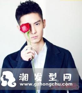 男士鬓角一道杠发型 两鬓剃短中间长很精神帅气