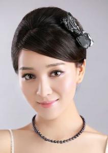 大脸新娘适合什么发型 高低盘发是首选