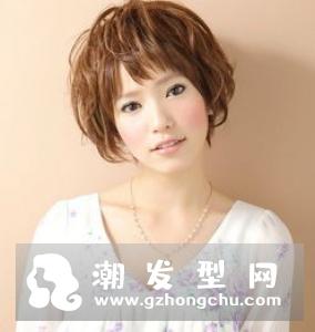 女生黑色短发很适合年轻女生,长长的刘海更是俏皮又减龄