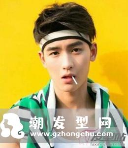男生发带发型短发修剪得颇为轻盈