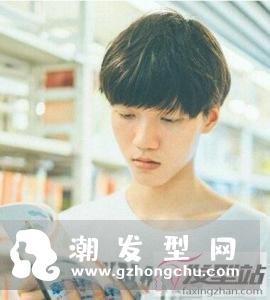 穿上白色t恤让高中男生更青春