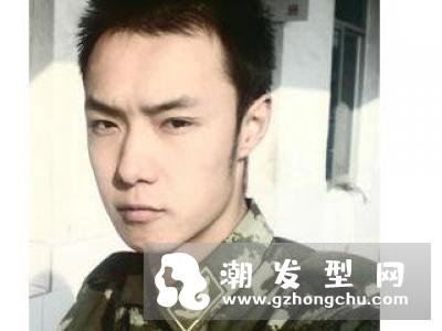 男士鬓角一道杠发型 两鬓剃短中间长很精神帅气
