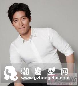 适合白衬衫的暖男发型 自然简约非常显男生气质