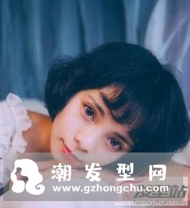女生黑色短发很适合年轻女生,长长的刘海更是俏皮又减龄
